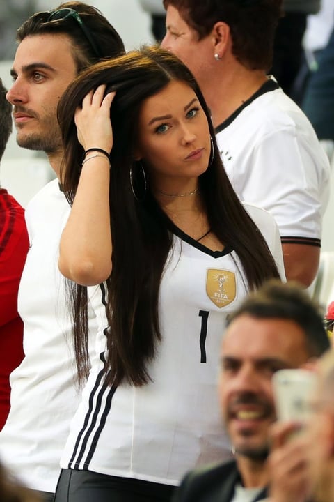 Lena Stiffel, novia del alemán Julian Draxler, se robó las miradas en el duelo ante los italianos.