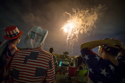Los estadounidenses se sorprenden con la vista de los fuegos artificiales.