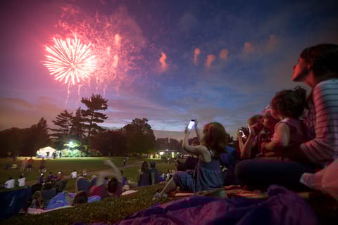 En Cincinatti, la pirotecnia adornó el cielo en el Ault Park.