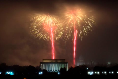 Miles de estadounidenses se reunieron a ver los fuegos artificiales.