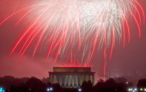 Los fuegos pirotécnicos lucieron majestuosos en el Lincoln Memorial Center en Washington.