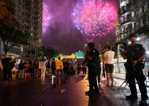 Policías en Nueva York vigilan que haya seguridad en las calles durante el festejo de la independencia.