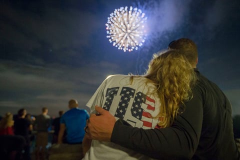 Espectadores observan los fuegos pirotécnicos en el  Ault Park en Cincinatti.