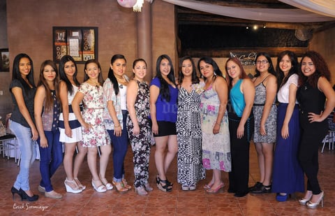 02072016 Cinthia acompañada de sus amigas.