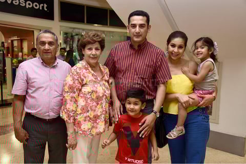 02072016 Familia Escobar Pérez y los abuelos.