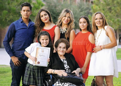 03072016 Maryjose en compañía de su linda familia.
