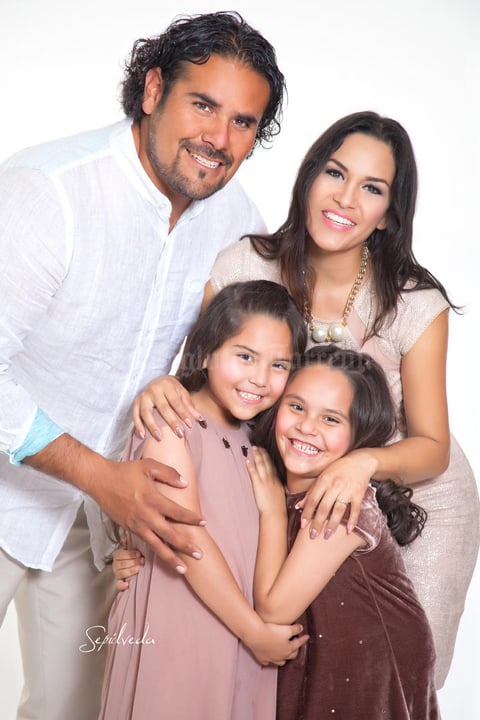 03072016 Claudia Marina Pacheco Escareño y José Luis González Llamas celebrando la Primera Comunión de Camila Araly González Pacheco junto con su hermana, Bárbara Ximena González Pacheco. - Sepúlveda Fotografía