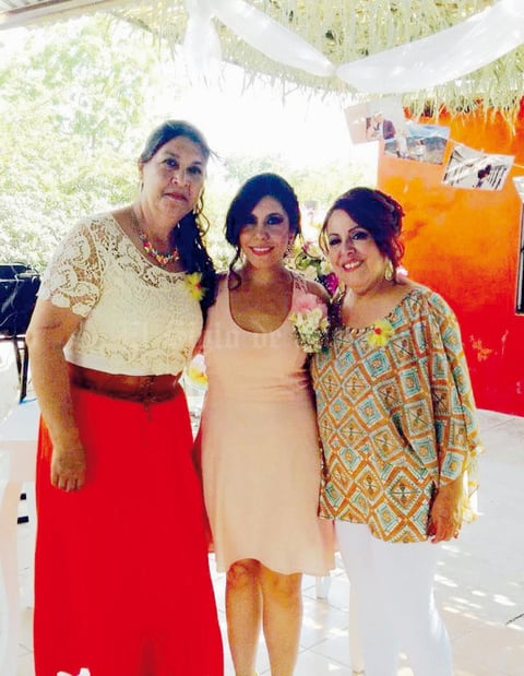 03072016 Lorena acompañada por las organizadoras, su mamá, la Sra. Bertha Portillo, y la Sra. Patricia Escalante de Gallegos.