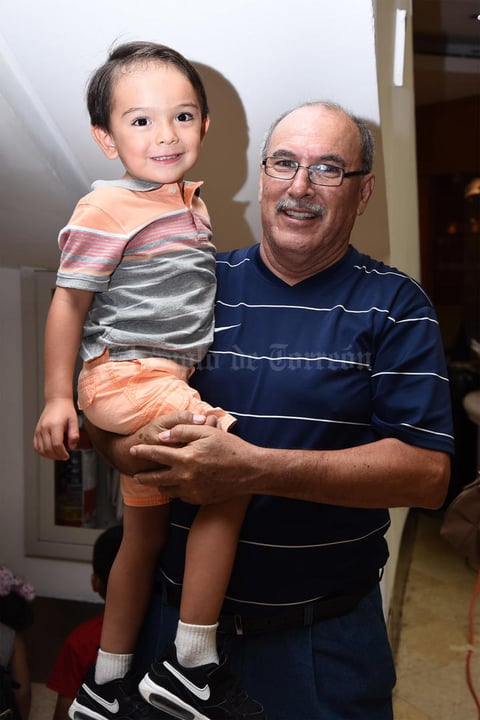 02072016 Alejandro con su nieto, Alejandro.