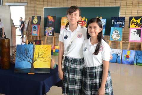 04072016 EN EL COLE.  Blanca y Vanessa.