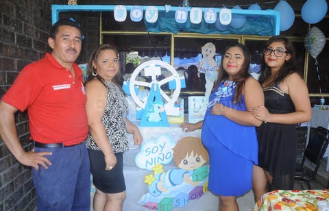 04072016 BABY SHOWER.  Jennifer Yahaira Martínez Gutiérrez con los organizadores de su fiesta de canastilla, Domingo Israel Martínez, Margarita Gutiérrez Álvarez y Paola Martínez Gutiérrez.