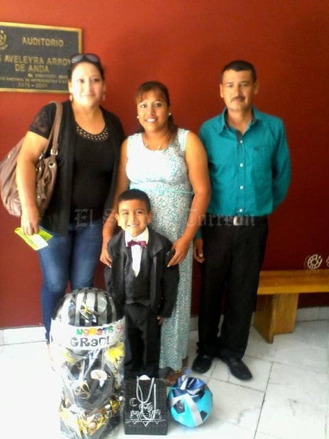 05072016 FELIZ EN FAMILIA.  Ángel Manuel Castañeda Emiliano con sus papás, Francisco Castañeda González y Francisca Emiliano González, y su madrina, Gloria Valadez Cano.
