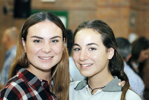 05072016 RECIBEN RECONOCIMIENTO.  Daniela y Paola.