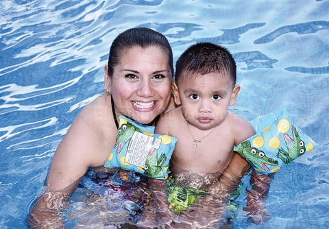 03072016 MITIGAN EL CALOR.  Marcela y Checo Serna.