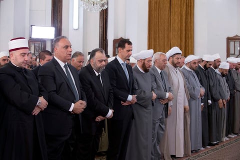 Autoridades como el presidente sirio, Bachar al Assad, también participan en las oraciones de la festividad.