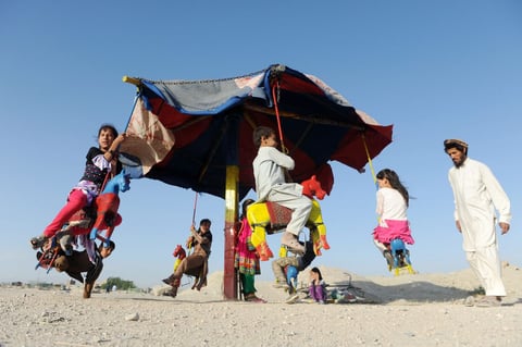 Las celebraciones del Eid al-Fitr comienzan con una oración especial en mezquitas y zonas al aire libre, denominada Salat al-Fayr, y al término los fieles se reúnen en familia.