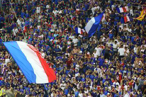 Los franceses celebran que apoyarán a su selección en casa.