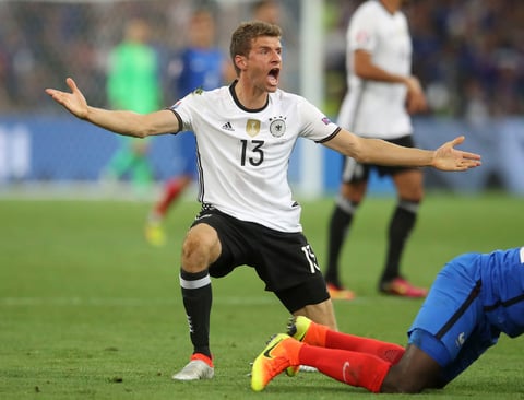 Thomas Muller reclama una decisión al silbante.
