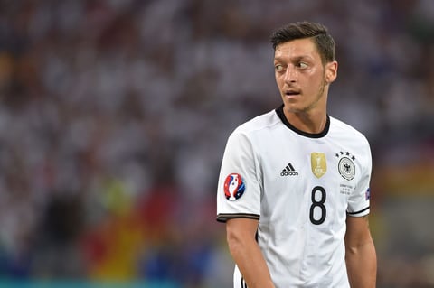 El mediocampista del Arsenal, Mesut Ozil, fue bien contenido por el mediocampo francés.