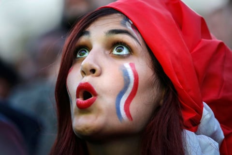 Una chica francesa observa con nerviosismo el encuentro.