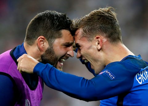 Antoine Griezmann celebra junto a su compañero André-Pierre Gignac.