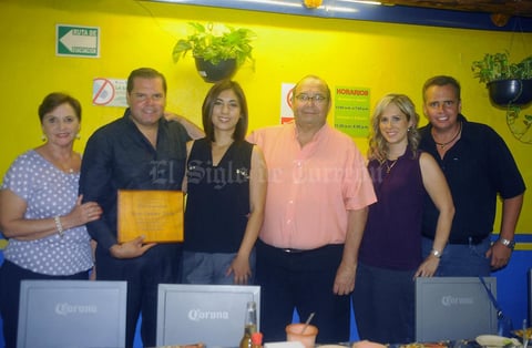 06072016 Javier Quintero recibió merecido reconocimiento por su labor altruista.