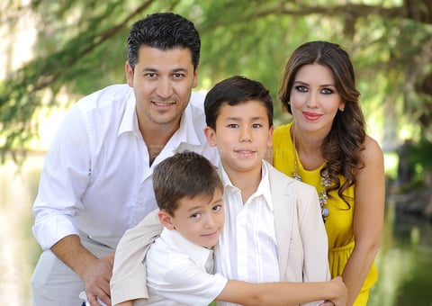 Salvador con sus papás, Salvador Córdova y Yuri Amezcua, y su hermanito, Diego.jpg