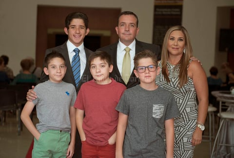 Pablo de la Fuente con su esposa, Laura Santibáñez, y sus hijos, Enrique, Patricio, Diego y José Pablo.jpg