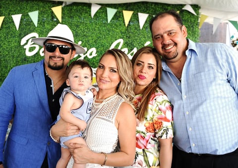 Acompañado de sus papás, José Rosas y Silvia Rendón, y sus padrinos, Pamela Rosas y Jorge Franco