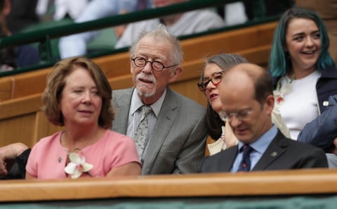El actor Sir John Hurt disfrutó del encuentro de tenis.