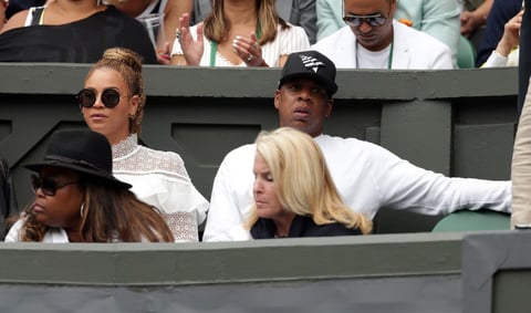 Sentada en el palco de la familia Williams, la cantante hizo un parón en su gira Formation World Tour y acudió con su marido, el rapero y productor Jay-Z, hasta el All England Lawn Tenis and Croquet Club, al suroeste de la capital británica, sede de la competición.