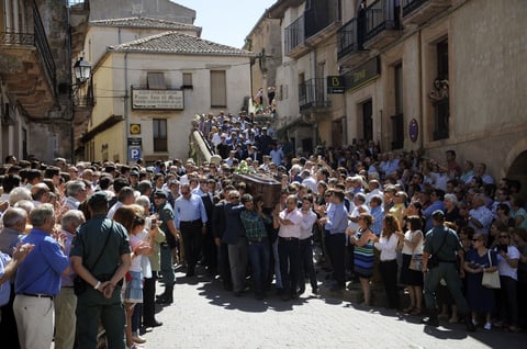 Decenas de personas se hicieron presentes este lunes en el funeral del matador español Victor Barrio, que recibió una cornada letal mientras toreaba en la plaza de Teruel el pasado fin de semana.
