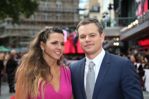 Matt Damon y su esposa Luciana Barroso posaron para los fotógrafos en la alfombra roja.