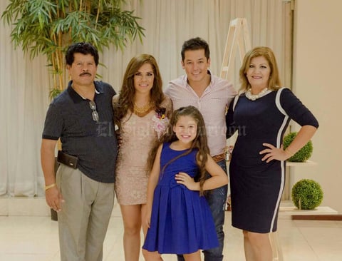 10072016 La feliz pareja acompañada por el Sr. Ramón Aguilera, Sra. Rosa Elena Ríos y la hermosa Daniela.