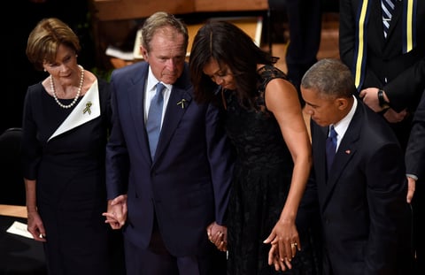 Entre quienes hicieron uso de la palabra estuvo también el expresidente George W. Bush, quien vive en Dallas y asistió con su esposa a la ceremonia.