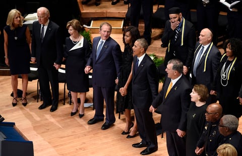 En la ceremonia, a la que asistieron unas dos mil 500 personas, el alcalde de Dallas, Mike Rawlings, dijo que "El alma de nuestra ciudad ha sido taladrada".