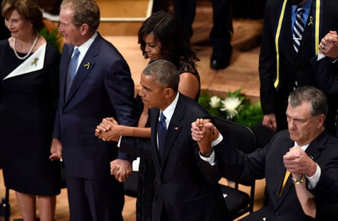 Durante la ceremonia, Obama relató breves historias personales de cada uno de los cinco agentes fallecidos, calificándolos de héroes.