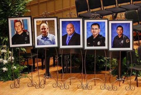 En el lugar se dejaron cinco asientos vacíos y se colocaron cinco grandes fotografías de los agentes muertos en el ataque.