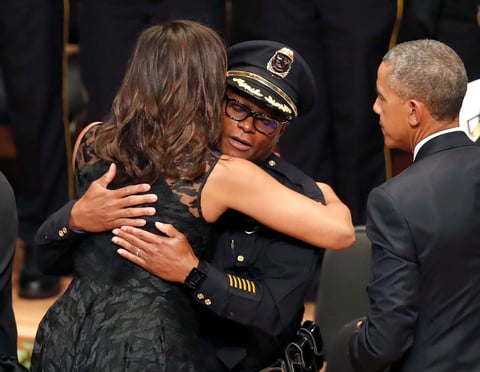Michelle Obama,abraza al Jefe de la Policía de Dallas, David Brown.
