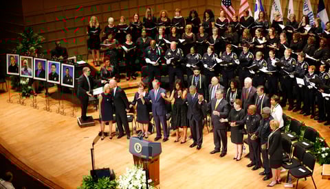El presidente Barack Obama, el Vicepresident Joe Biden, la exprimera dama Laura Bush y el expresidente George W. Bush atendieron el funeral de los oficiales caidos durante una protesta en Dallas.
