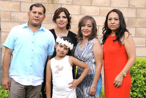 10072016 RECIBE SACRAMENTO.  Sofía Aguilar acompañada de sus papás, José Manuel y Verónica, y sus madrinas, Norma Fuente y Gisela Anguiano.