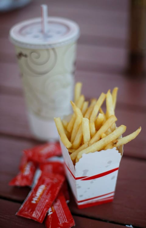 Fotografía de un plato de "Papas a la Francesa" hoy, miércoles 13 de julio de 2016, en el restaurante Cedar Hill Dairy Joy, en Weston, Massachusetts.