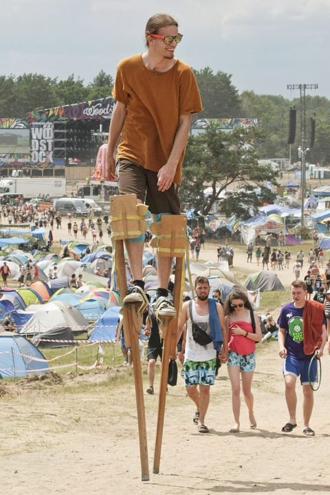 Varios personas asisten a la 22ª edición del festival de música y arte Przystanek Woodstock en Kostrzyn nad Odra, Polonia.  El festival es uno de los más grandes al aire libre de Europa y finalizará el próximo 16 de julio.