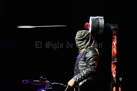 Una flecha perfora una manzana sobre la cabeza de Ben Blaque en Ciudad de México.