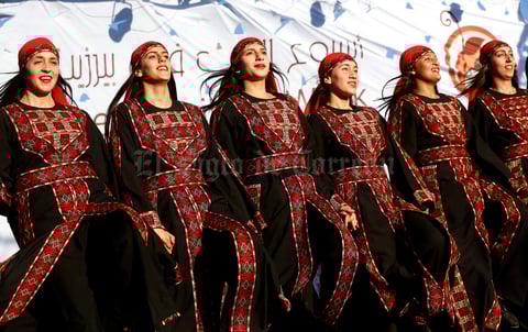 Varias mujeres palestinas bailan danzas folclóricas en una boda palestina durante la apertura de la Semana de la Herencia de Birzeit 2016 en el municipio de Birzeit, cerca a Ramallah, en Cisjordania.