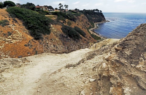 Palos Verdes, California. Los días están contados para el " fuerte de piedra ", creado por un grupo territorial de los surfistas conocidos como los Bay Boys.