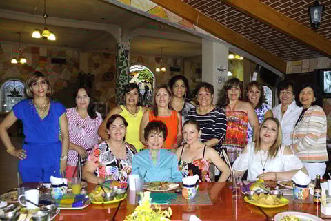 12072016 UN FELIZ DíA.  Martha Reza de Mancha celebró su cumpleaños acompañada de sus amigas del Club San Isidro.