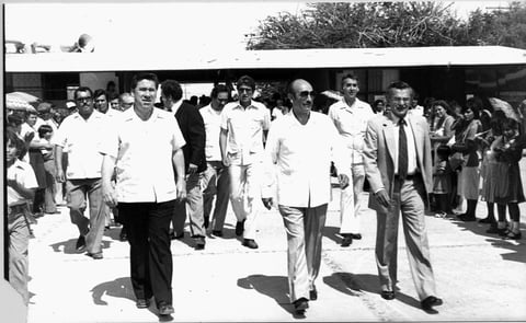 03072016 Campaña política, 1982. Víctor González Avelar, candidato a Diputado Federal, José de las Fuentes, Gobernador de Coahuila, Braulio Manuel Fernández Aguirre, Alcalde de Torreón, atrás y al fondo, Vicente Mireles, Manlio Gómez Uranga, Rivero Aceves, posteriormente Gobernador de Jalisco, y Lic. Sarmiento.