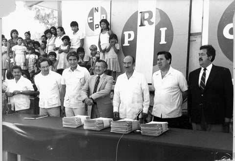 03072016 Entrega de escrituras, 1982. Campaña política para Diputado Federal de Víctor González Avelar. Jorge Serna, Manlio Gómez Uranga, Ángel Rivera Aceves, Braulio Manuel Fernández Aguirre, Alcalde de Torreón, José de las Fuentes, Gobernador de Coahuila, Víctor González Avelar y Armando Castilla Salas, director de Vanguardia.