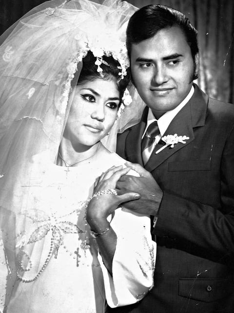 10072016 Boda en la Iglesia de Guadalupe el 1 de enero de 1972, Sr.
Salvador Holguín Inungaray y Srita. Ma. Luisa Hernández
Tabares.
